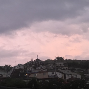 190513_핑크색 하늘의 성곽마을_김효진.jpg